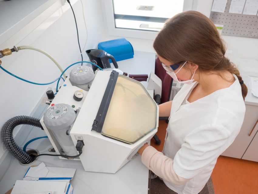 Sablatoare pentru laboratoarele de tehnică dentară – Precizie și eficiență pentru lucrări perfecte de la Medident Exim (P)