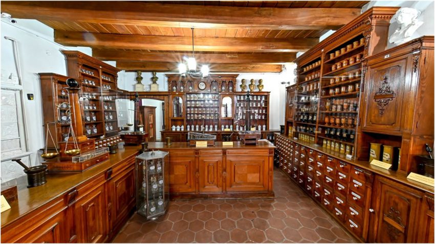 Muzeul de Istorie a Farmaciei din Sibiu se redeschide pentru vizitatori. Instituția găzduiește aproape 7.000 de piese de patrimoniu | AUDIO