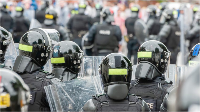 Violențele anti-imigrație din Belfast, după atacul cu un cuțit: trei familii de români au locuințele vandalizate și vor să revină în țară | AUDIO