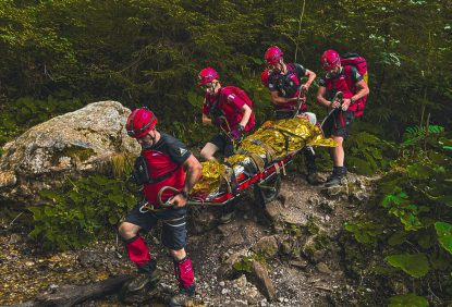 Salvamont Neamț a avut nevoie de 5 ore ca să scoată un turist dintr-o zonă periculoasă, unde ajunsese pe un traseu nemarcat