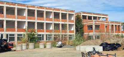 Arad: Investiție abandonată. Clădirea ar fi trebuit să găzduiască cel mai mare campus școlar din vestul țării