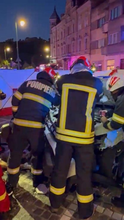 Accident grav în Braşov. O mașină a lovit un grup de pietoni pe trotuar în Piața Sfatului