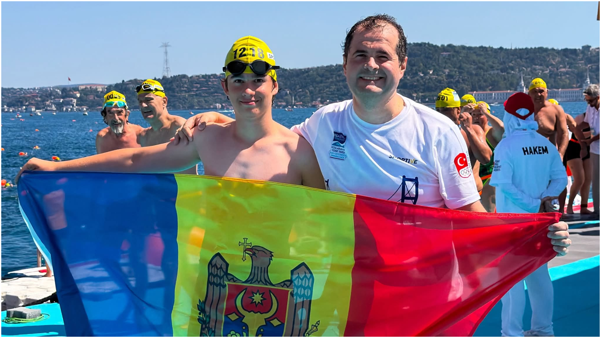 Imagine asociată subiectului: Vasile Tofan a traversat înot Bosforul alături de fiul său