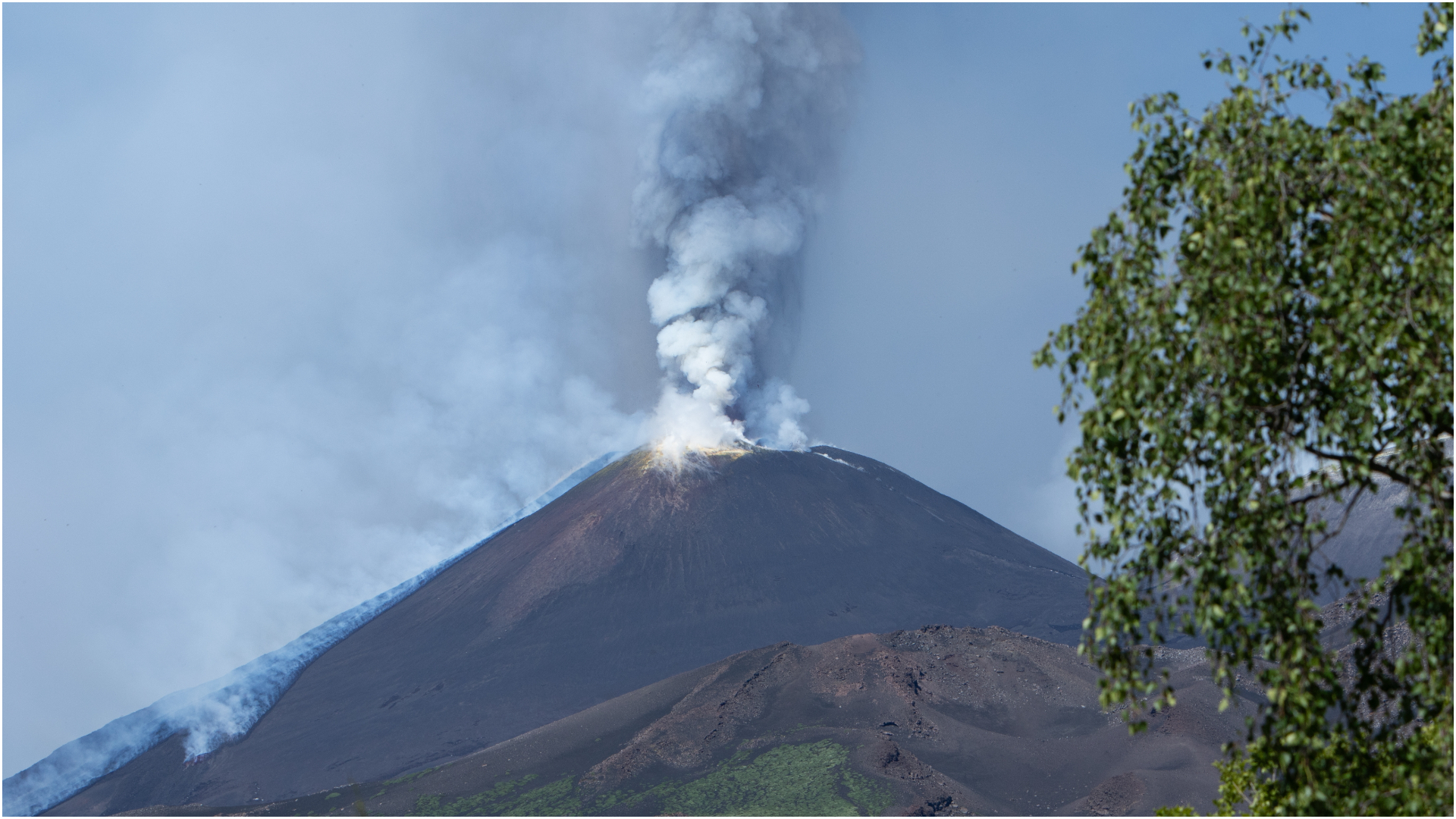 Zborurile de pe aeroportul din Catania rămân suspendate din cauza cenușii de la Etna